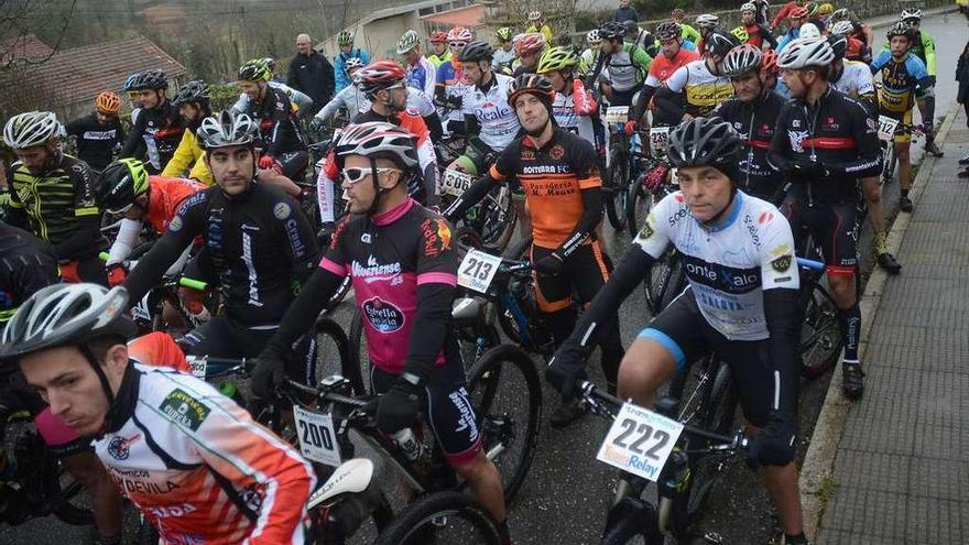 Salida de la carrera Transgalaica 2017, ayer, en Carballedo. // Rafa Vázquez