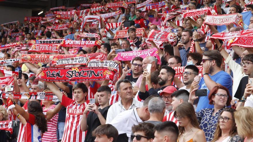 Aficionados del Sporting en El Molinón. | Marcos León