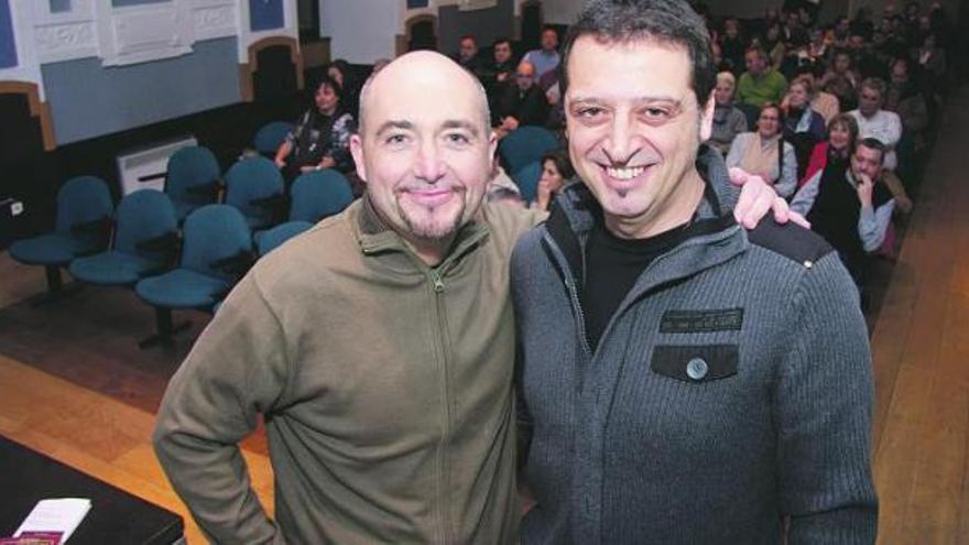 Maxi Rodríguez, a la izquierda, con Suso Mortiner, ayer, en el Antiguo Instituto, antes de la presentación de «Parando en Villalpando».