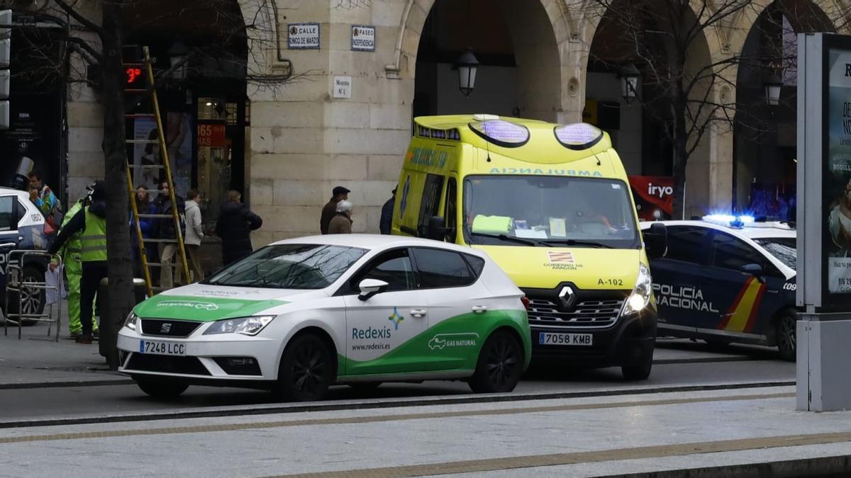 Una ambulancia traslada al autor del crimen, que se ha entregado a la Policía Nacional.