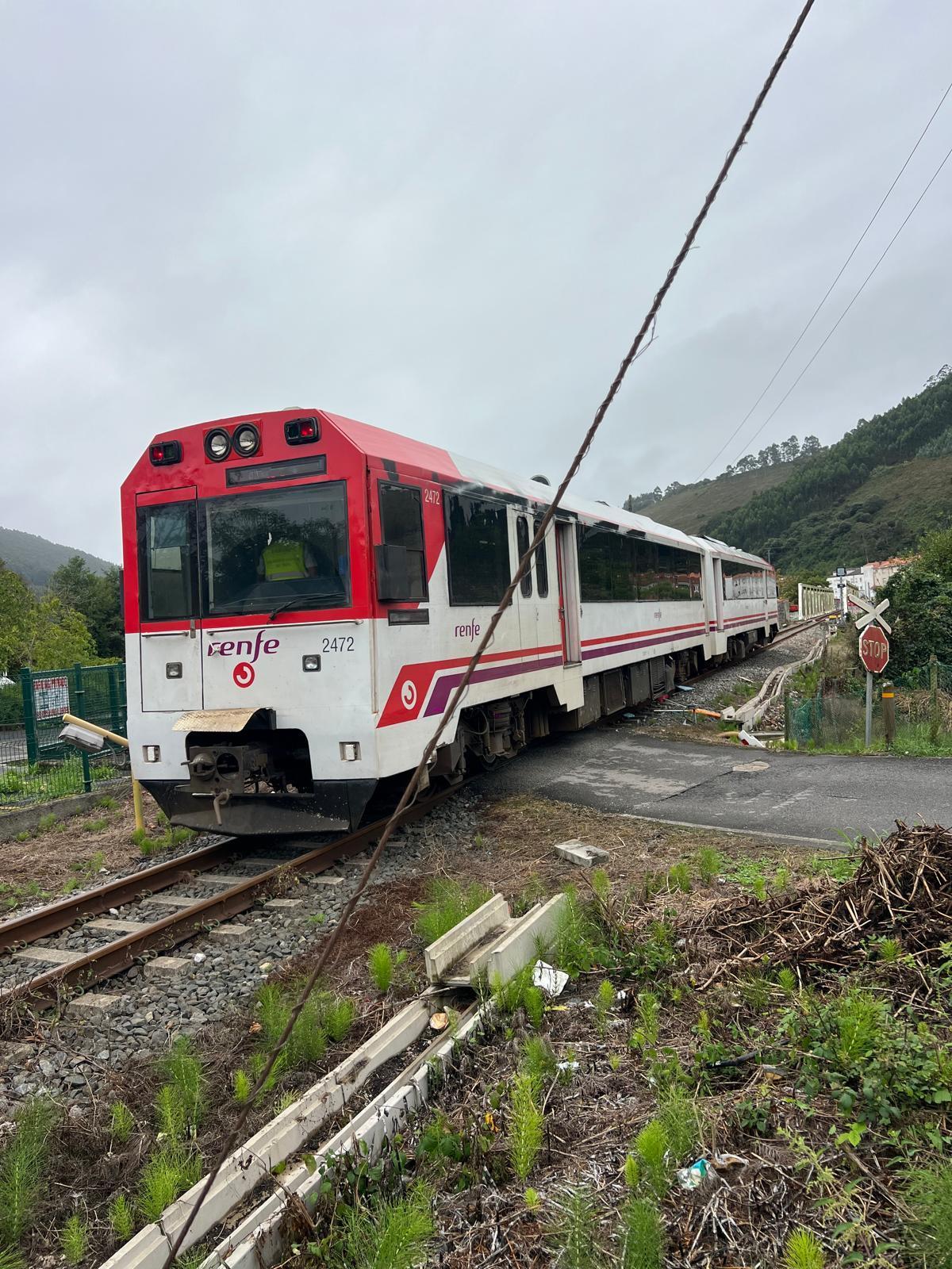 EN IMÁGENES: Un tren arrolla a una autocaravana en un paso a nivel de Bustio, en Ribadedeva