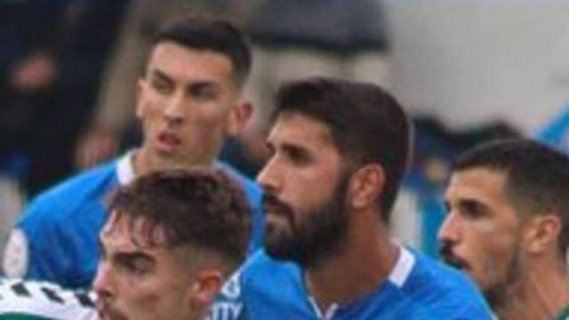 Cifu defiende un balón parado. | MAR MENOR FC