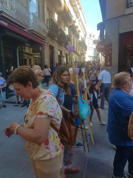 Miles de personas acompañan a la imagen del Cristo de la Victoria de Vigo en su travesía por las calles del centro de la ciudad.