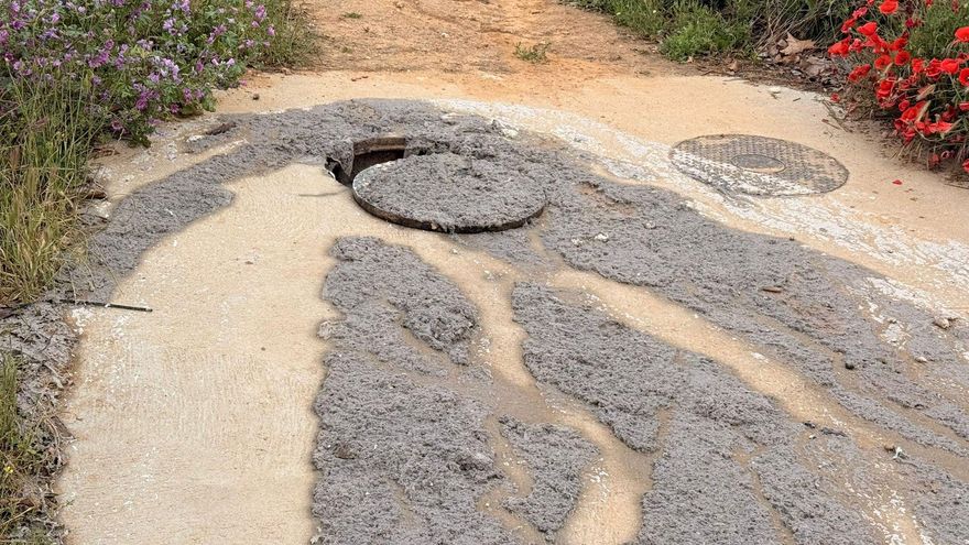 Vuelve a reventar una arqueta de aguas sucias en la carretera de la Aldehuela