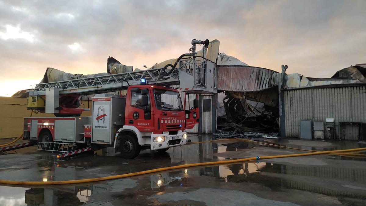 Els bombers han treballat tota la nit en un incendi en la nova nau de Rieju a Vilamalla