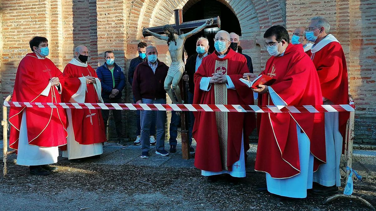 La imagen del Cristo de las Batallas preside la bendición de la vega y la ciudad arropada por párrocos y los cofrades más veteranos. | M. J. C.