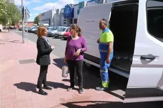 Reparto de agua embotellada en Alcalá de Henares por la avería, en fotos