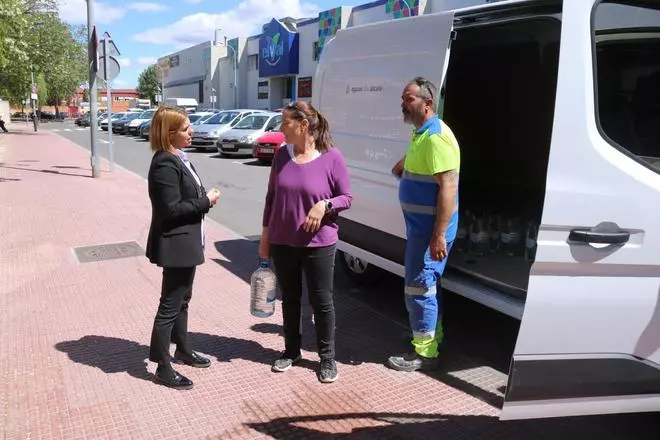Reparto de agua embotellada en Alcalá de Henares por la avería, en fotos