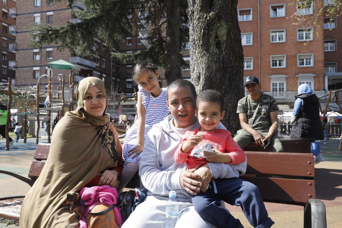 Mohamed Lamin,  Neitu Sidahmed, y sus hijos Mina y Mahmoud, en el Parque Viejo de La Felguera.