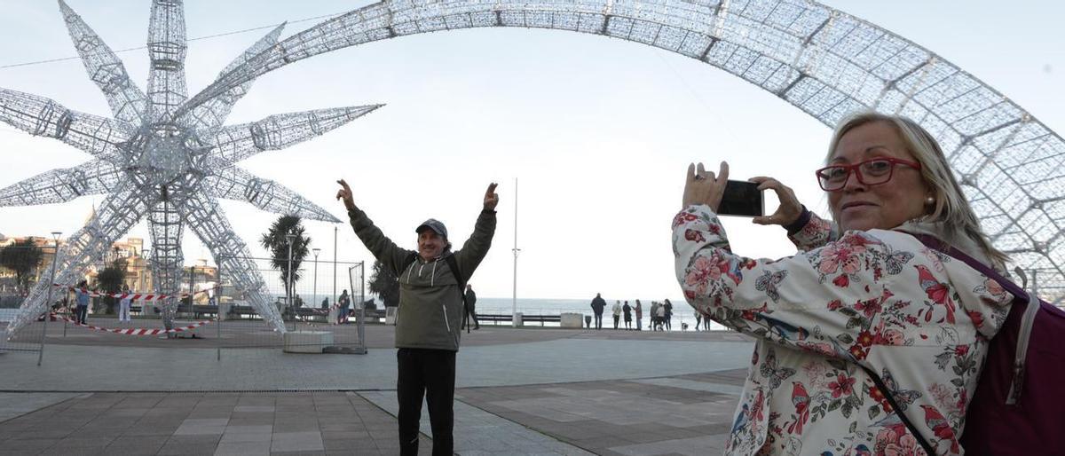 Dos turistas se hacen fotos con la estrellona.