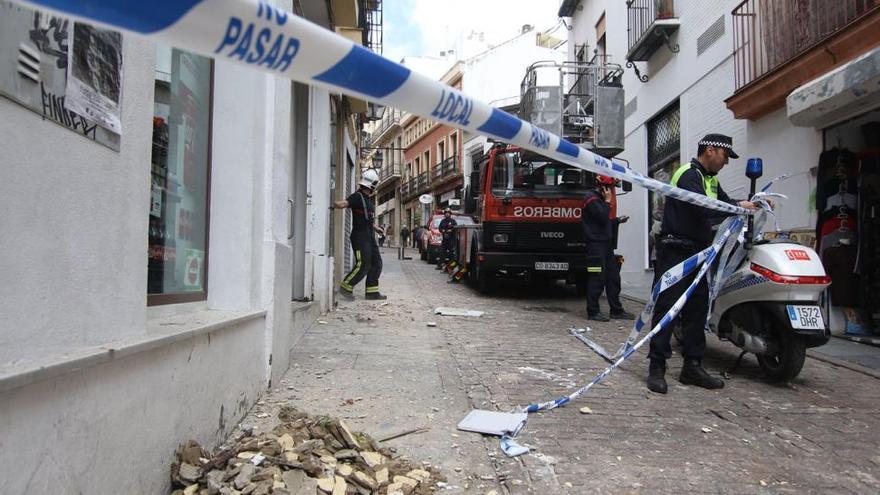 Herida una mujer al caerle parte de una cornisa