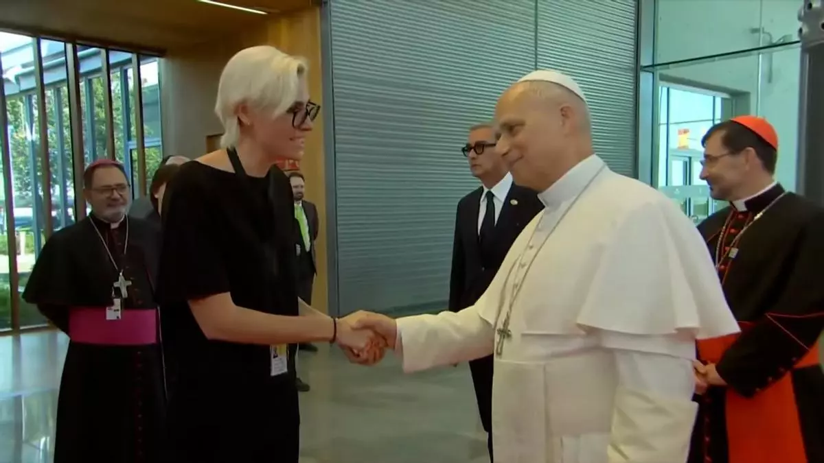 La emoción de dos mujeres al despedirse del papa en el aeropuerto: "Espero volver"