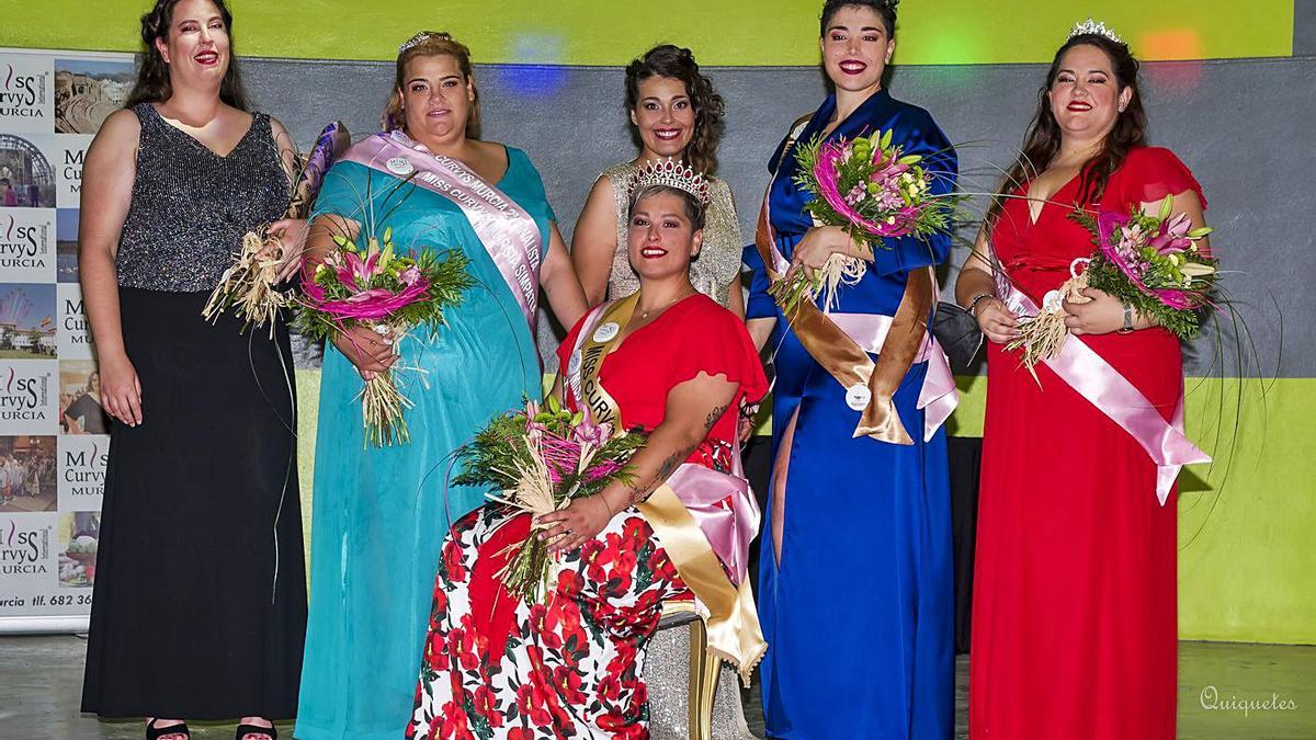 La joven cartagenera (sentada), la noche que se proclamó ganadora del certamen. |