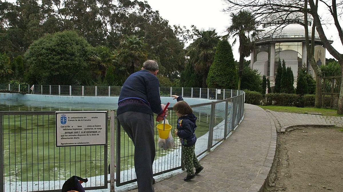 Un abuelo cuida de su nieta en el parque de Santa Margarita.