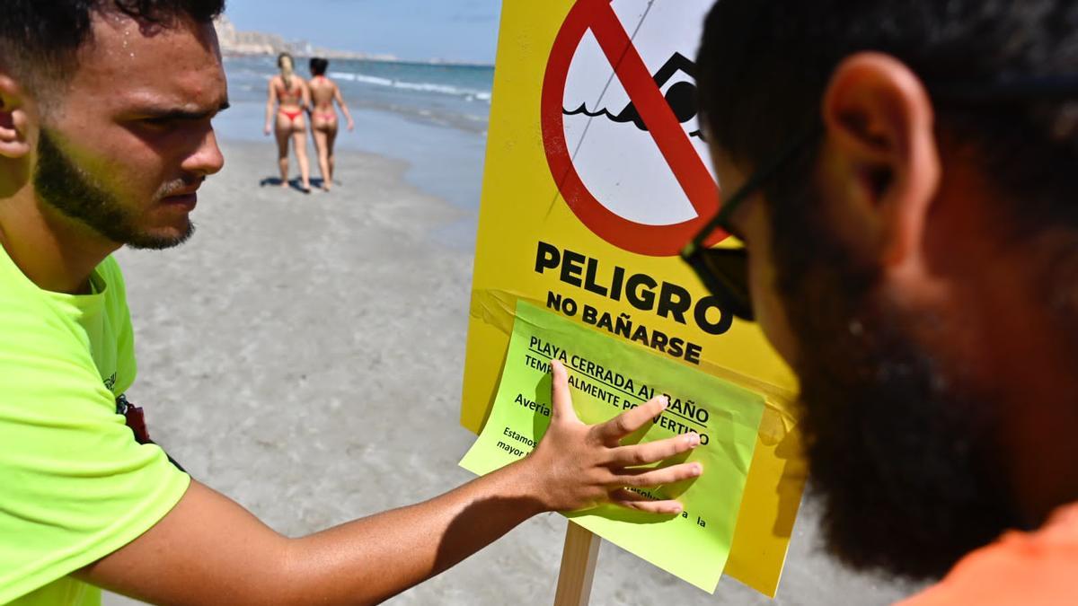 'Playa cerrada al baño temporalmente por vertido', se leía en un cartel colocado en la arena.