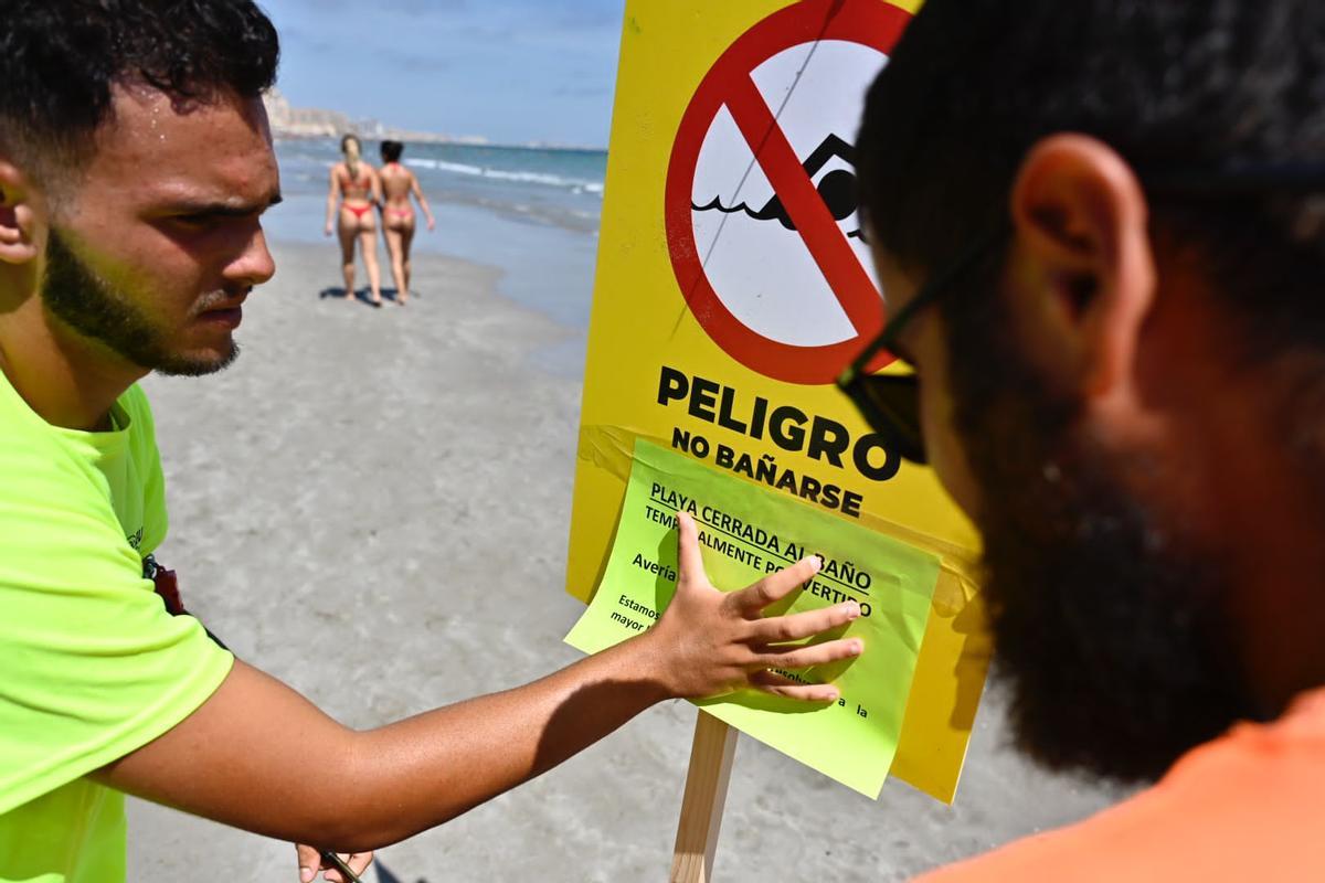 'Playa cerrada al baño temporalmente por vertido', se leía en un cartel colocado en la arena.