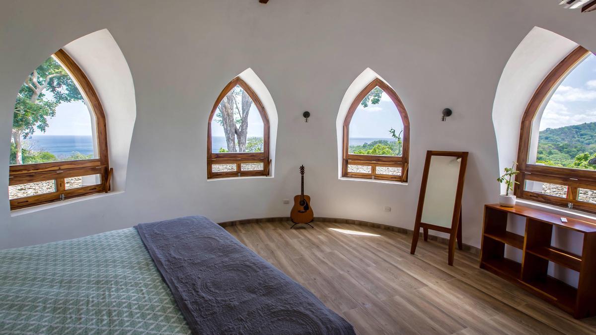 Interior de una vivienda hecha con superadobe