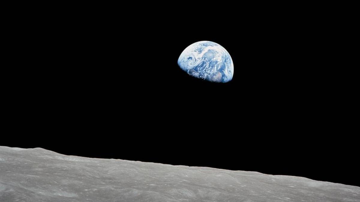 'Earthrise', la icónica fotografía de la Tierra tomada por el astronáuta William Anders desde la Luna en 1968.
