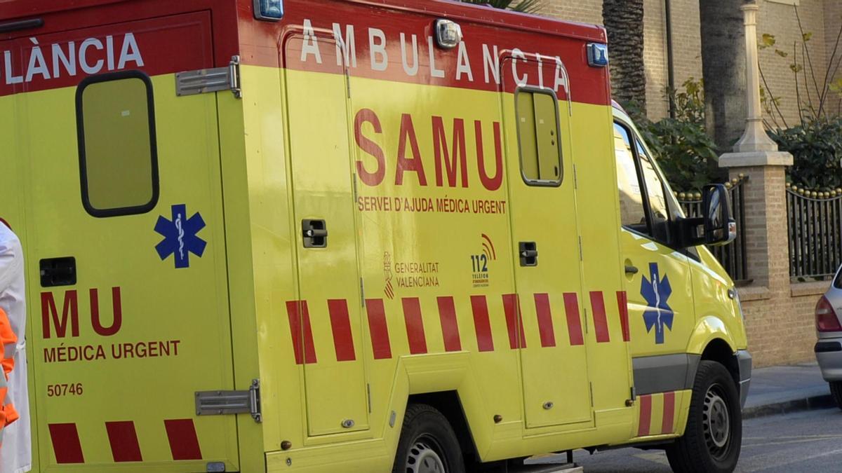 El trabajador ha sido trasladado al Hospital de Elda en una ambulancia del SAMU.