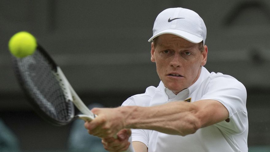 Jannik Sinner, ante Aleksandar Vukic, en segunda ronda de Wimbledon