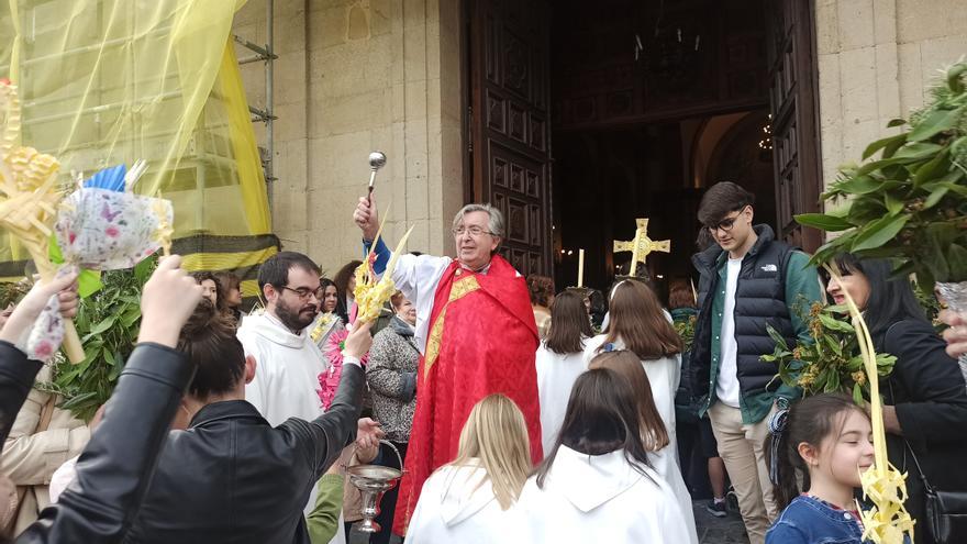 Más de mil personas llenan de laurel y palmas la Pola: así fue la bendición de Ramos