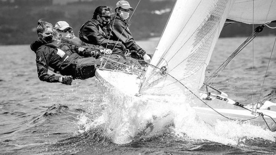 La tripulación femenina del Náutico
de Vigo, durante una de las regatas.