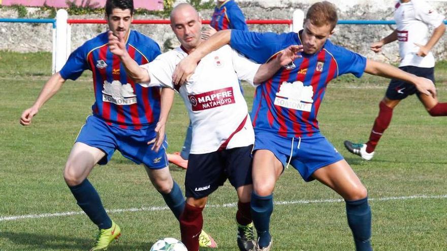 Una acción del partido disputado ayer en Villarea entre el Valdesoto y el Gijón Industrial.