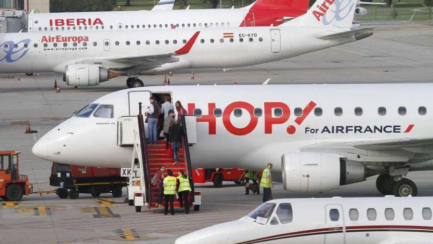 Viajeros subiendo al último avión Vigo-París que operó Air France el pasado mes de octubre. // Adrián Irago