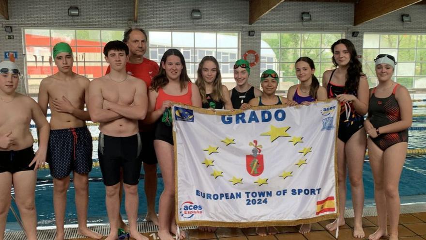 A  la izquierda, uno de los grupos de la escuela municipal de natación de Grado. A la derecha, alumnos de La Mata. | J. L.