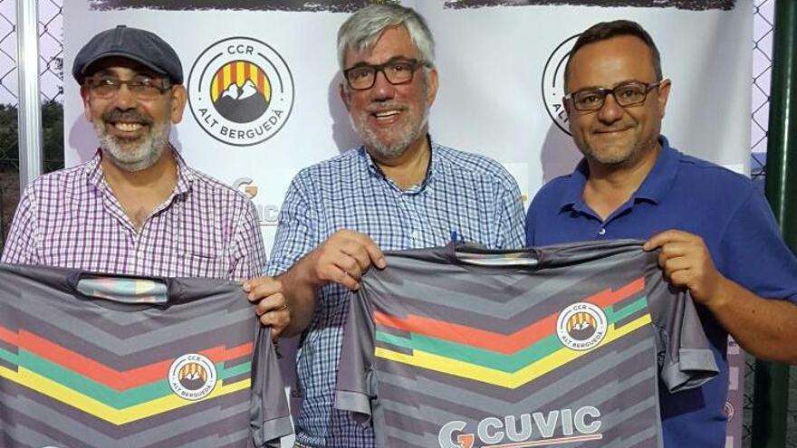Els alcaldes Nicolás Viso (Bagà), Vicenç Linares (La Pobla de Lillet) i Josep Lara (Guardiola de Berguedà) amb la camiseta del nou club