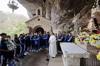 EN IMÁGENES: el Real Oviedo, con Jesús Martínez a la cabeza, visita Covadonga