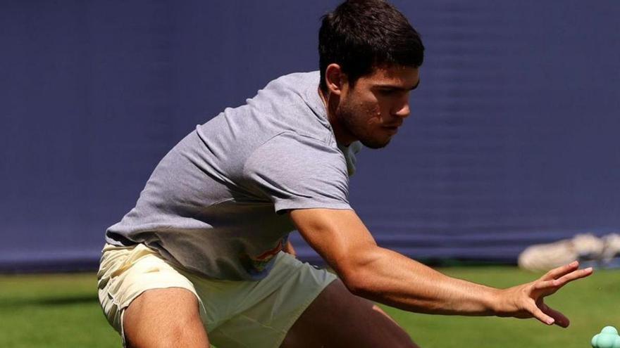 Carlos Alcaraz, entrenando ayer en Queen’s. |  GETTY/TWITTER CARLOS ALCARAZ