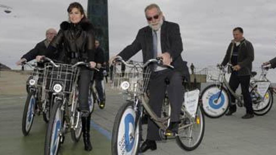 Ayuntamiento y Costas abren el nuevo carril bici del paseo