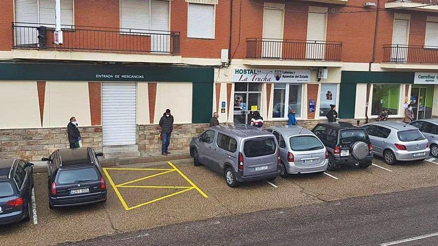 Colas ayer en los supermercados, fruto del incremento de población.