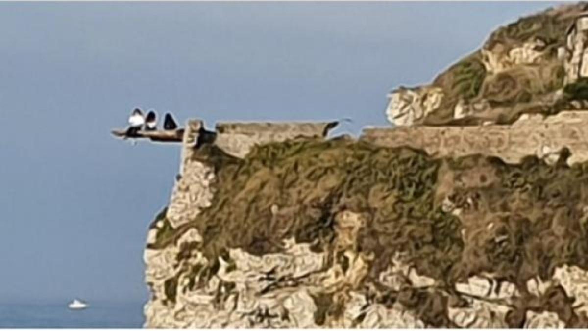 El espeluznante selfi de tres menores en un acantilado de Gijón