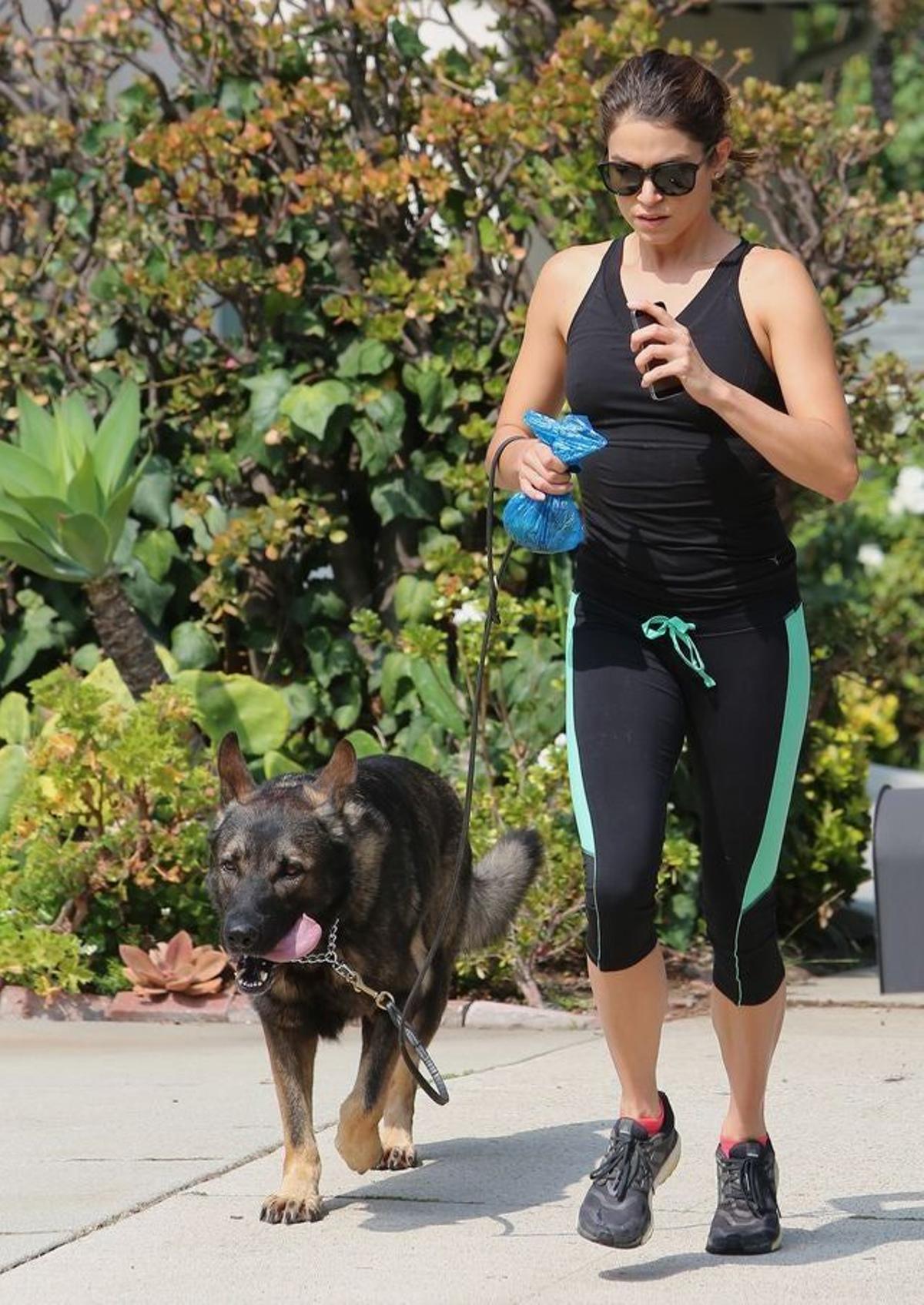 Nicki Reed corre con su perro y la bolsita de la caca