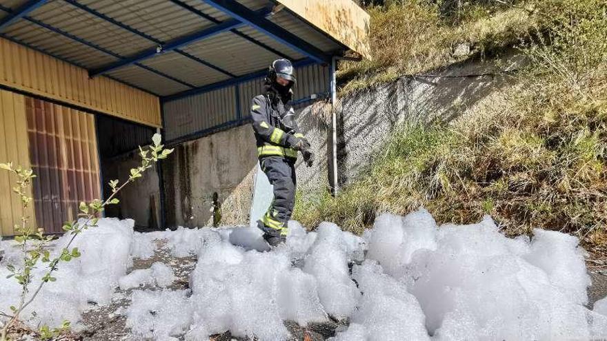 Un bombero, saliendo de la fábrica embotelladora de Agua de Ques ayer.