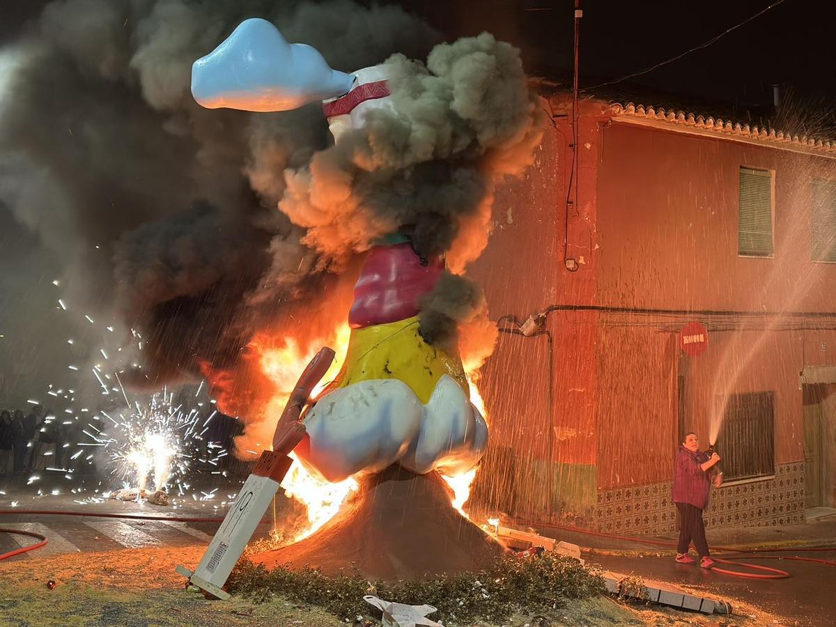 Cremà del monumento de l’Espardenyada durante las fallas de 2024.