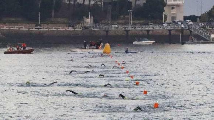 Participantes en el segmento de natación, en O Vao. // Alba Villar