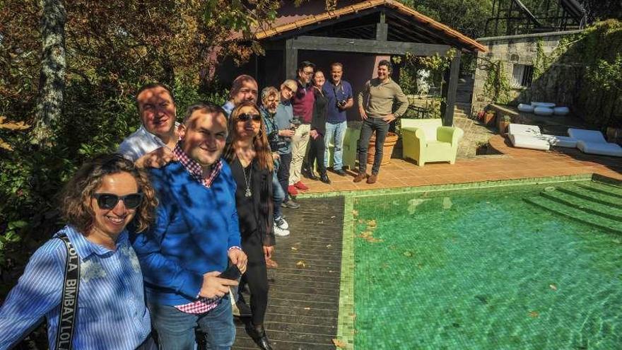 José Luis Vilanova, a la derecha, junto a los participantes en el CocidoDay de Novavila.  // Iñaki Abella