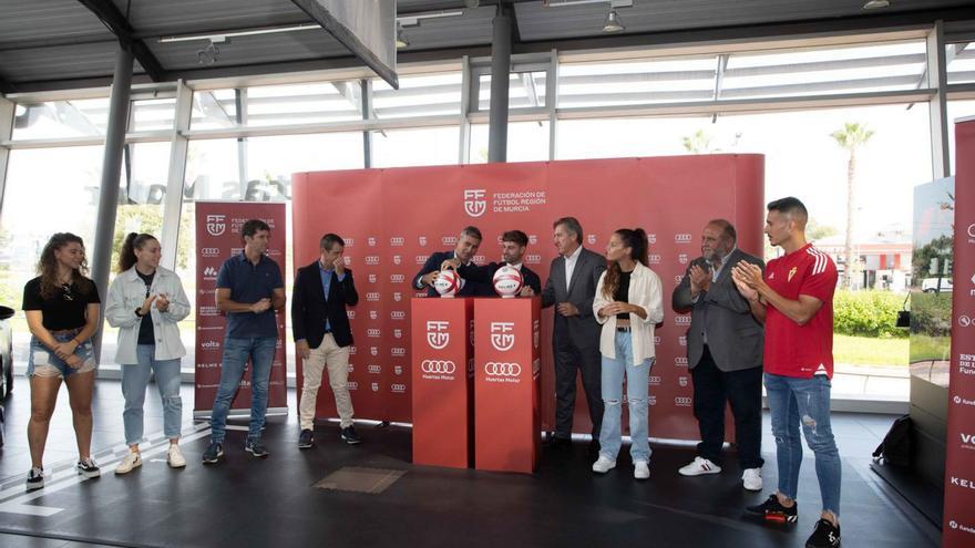 La Federación Murciana presenta  su nuevo balón | FRANCISCO PEÑARANDA