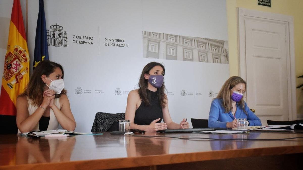 Irene Montero y su equipo, recientemente en una reunión del pacto de Estado contra la violencia de género