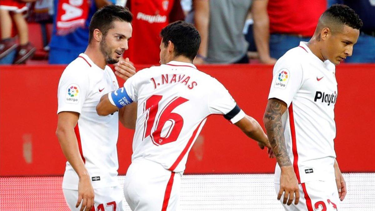 Los jugadores del Sevilla celebran el primer gol conseguido por Sarabia