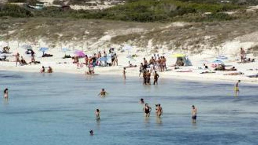 Banyistes a la platja de ses Illetes, a Formentera.