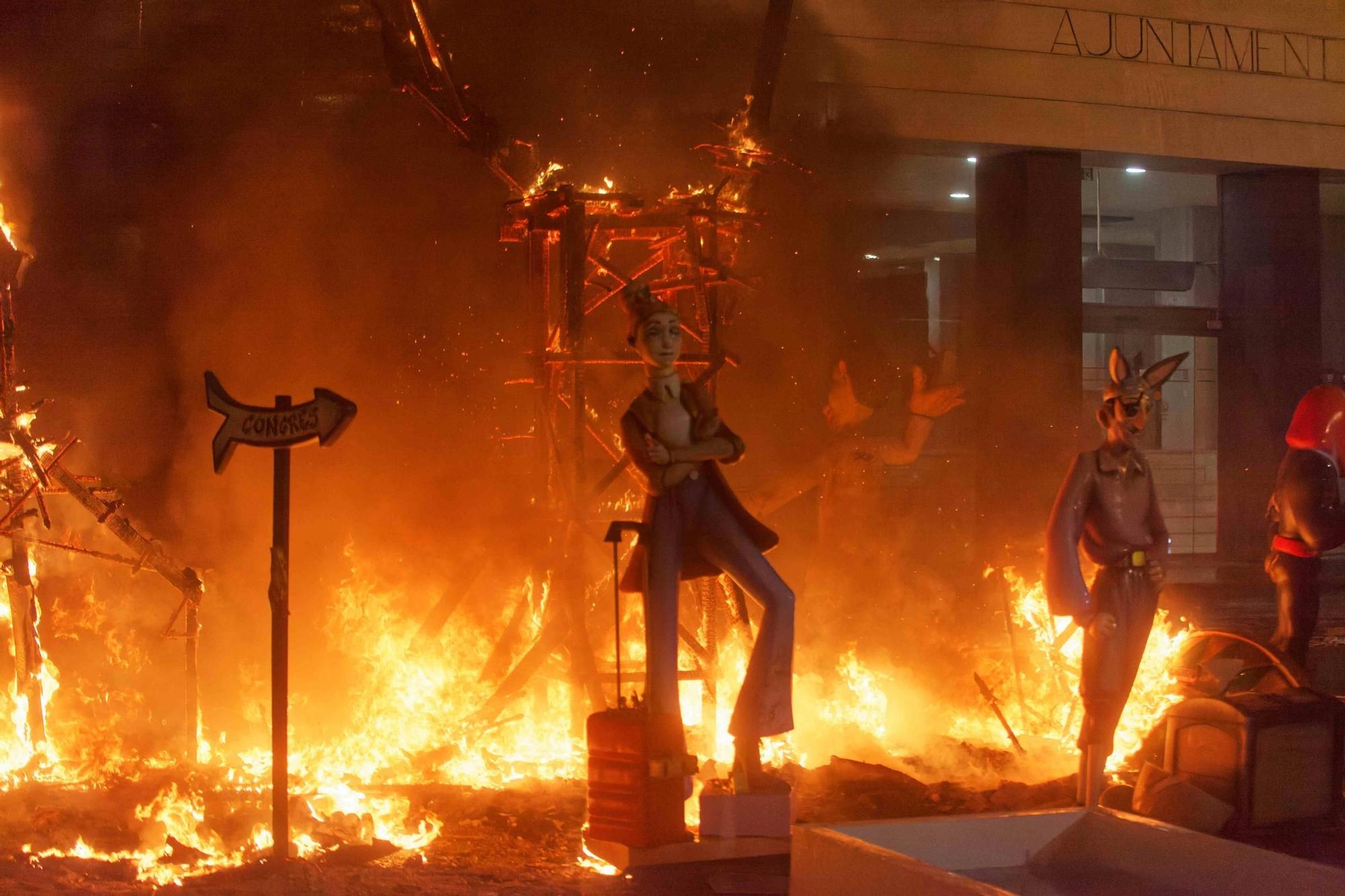 Galería de fotos de la 'cremà' de las Fallas de Burriana 2024