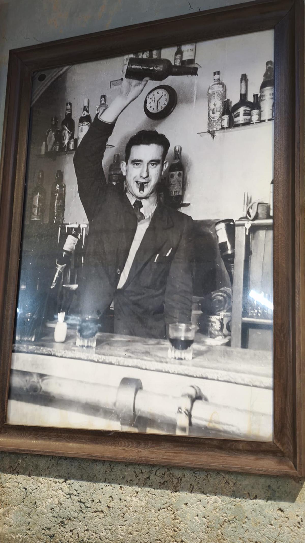 Luis Díaz, pionero en el arte del escanciado en su sidreria de Gascona, en los años cincuenta.