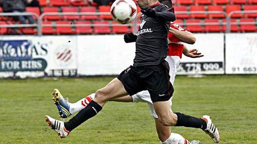 Sergio García pugna por un balón ante un rival del San Sebastián de los Reyes en 2013 .