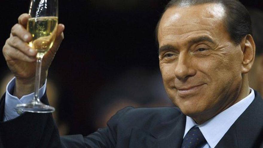 Berlusconi anuncia que sigue en política