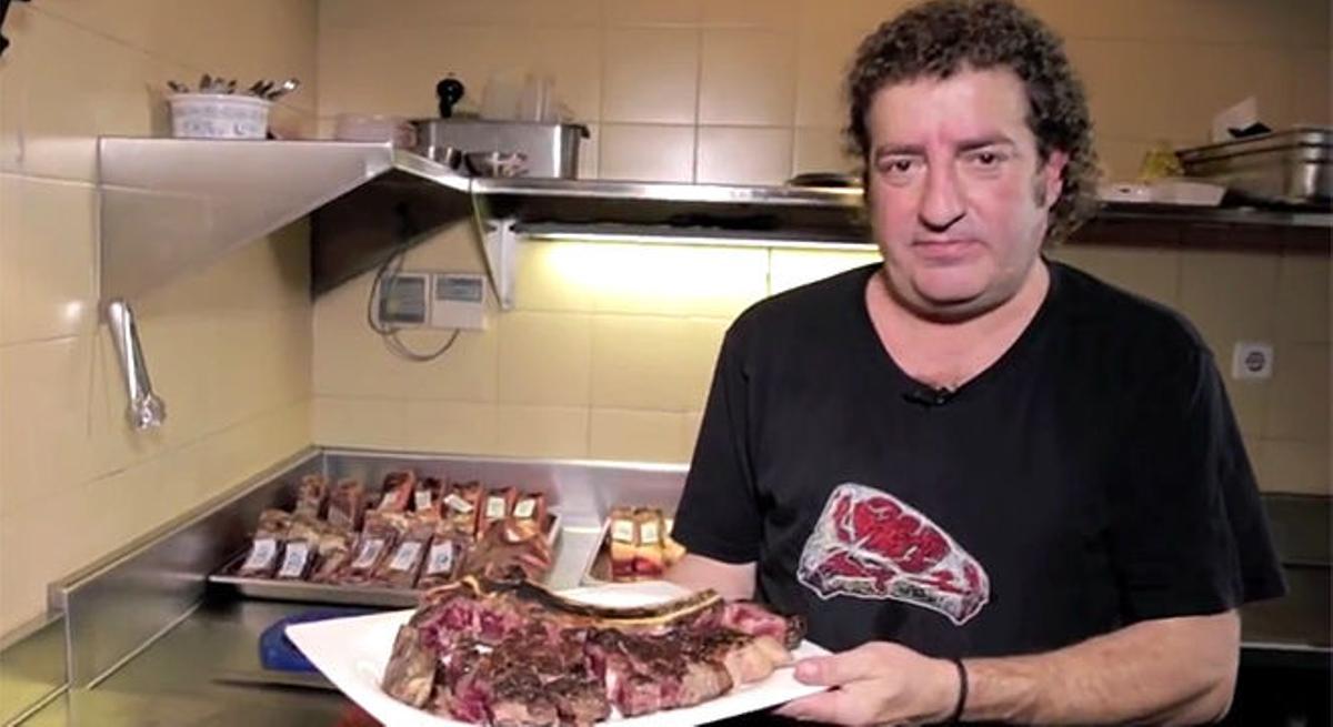 Iñaki Lz de Viñaspre, president del grup Sagardi, ensenya a coure a la graella l’autèntica i famosa mitjana basca que se serveix als seus restaurants.