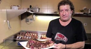 Iñaki Lz de Viñaspre, president del grup Sagardi, ensenya a coure a la graella l’autèntica i famosa mitjana basca que se serveix als seus restaurants.